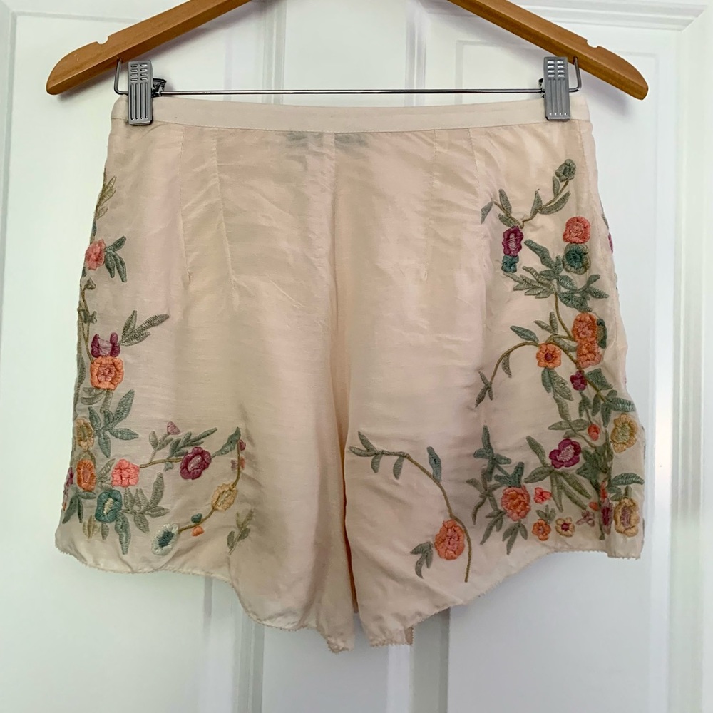 Nordstrom/Love Sam: Jardin Embroidered Shorts - Picture 2 of 4